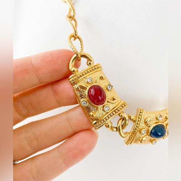 Vintage Avon Necklace, and two sets of earrings. Gold Tone - Picture 5 of 10